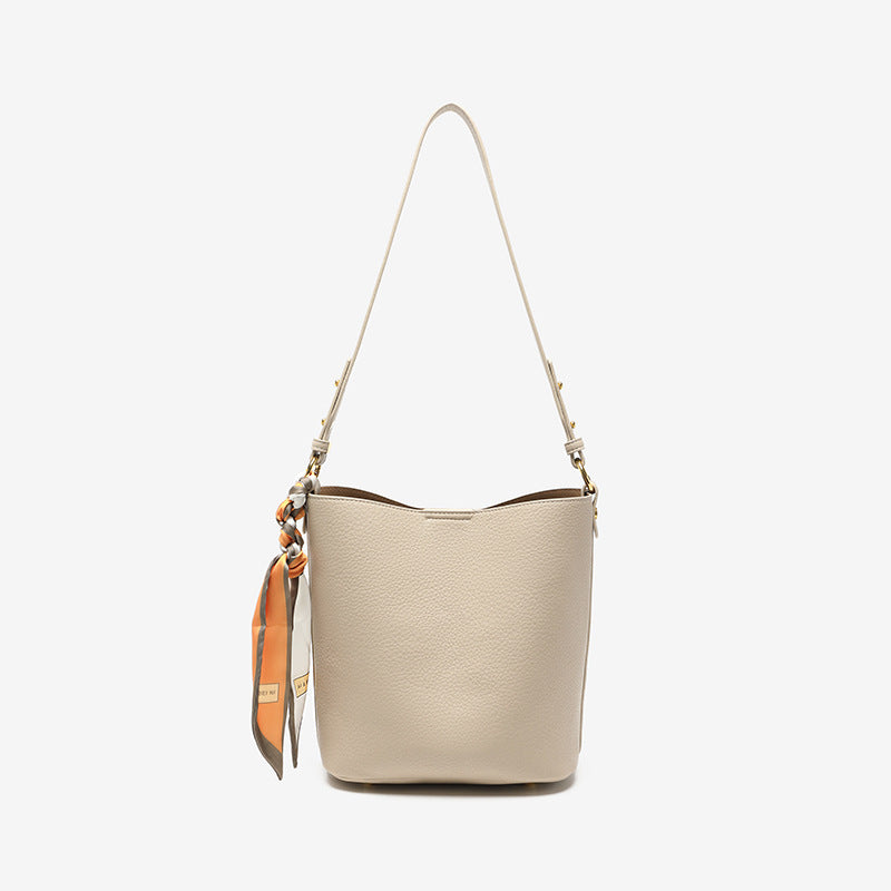 Texturierte Leder-Eimer-Tasche Brehn