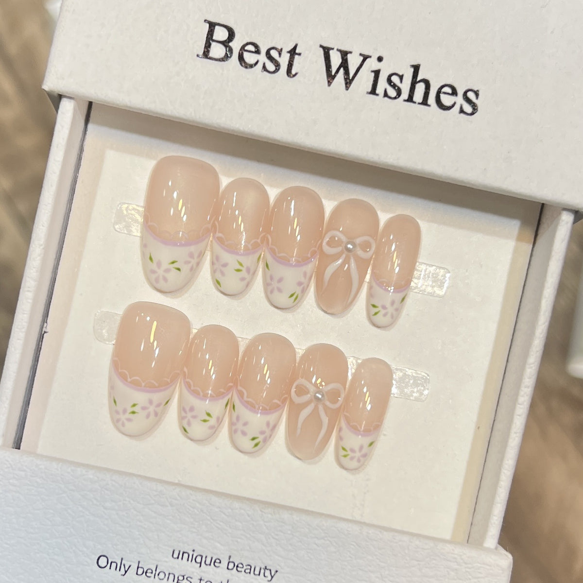 Dekoratives Press-On Nagelset mit floralem Schleifen-Design Brehn