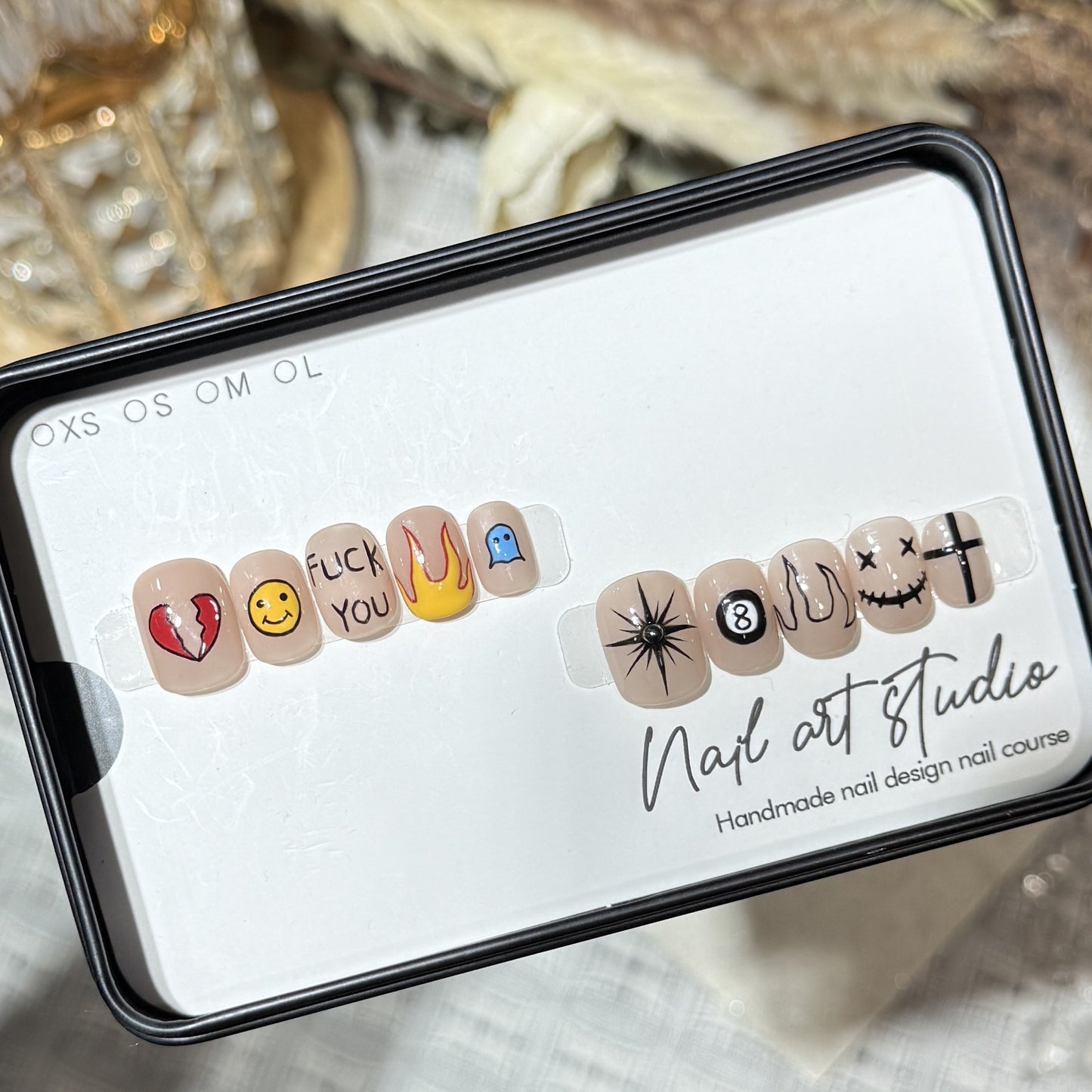 Künstlerisches Press-On-Nagelset mit einzigartigen grafischen Designs Brehn