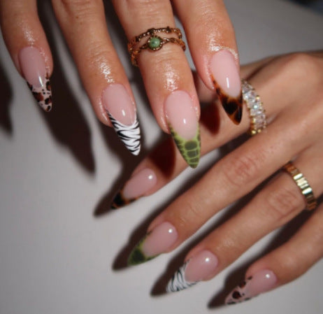 Glamouröses Kunstnagelset mit funkelnden Strassverzierungen und kreativen Tiermotiven Brehn