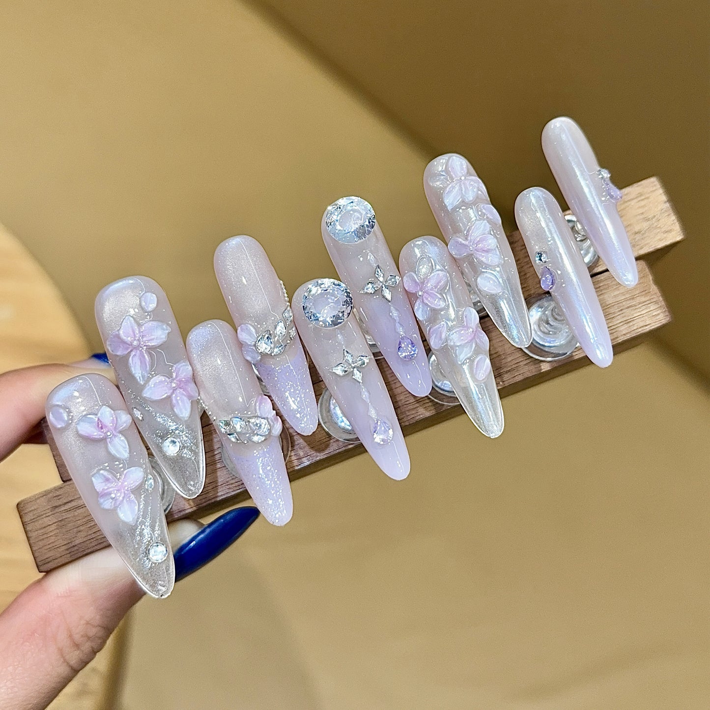 Kunstnägel mit Filigranem Blumendesign und Glitzerakzenten Brehn