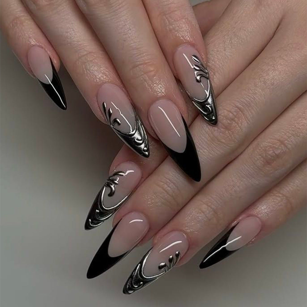 Kunstnägel Im Eleganten Stiletto-Stil mit Kunstvoller Metalldekoration Brehn