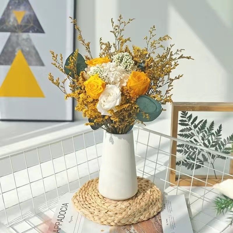 Eleganter Trockenblumenstrauß mit dekorativer Vase