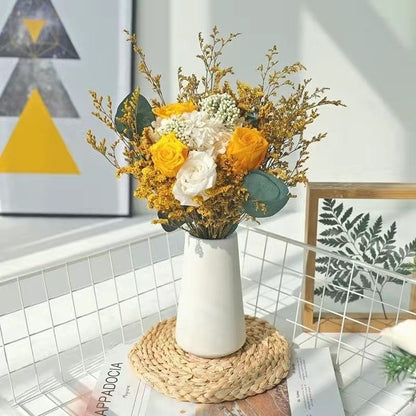 Eleganter Trockenblumenstrauß mit dekorativer Vase