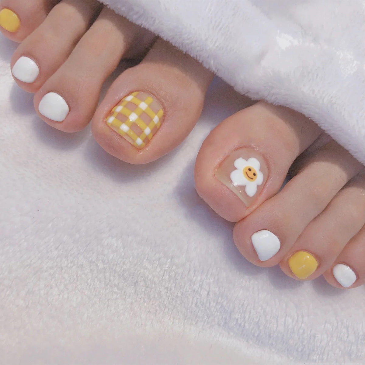 Kunstvolle Fußnagelgestaltung mit fröhlichen Blumenmotiven Brehn