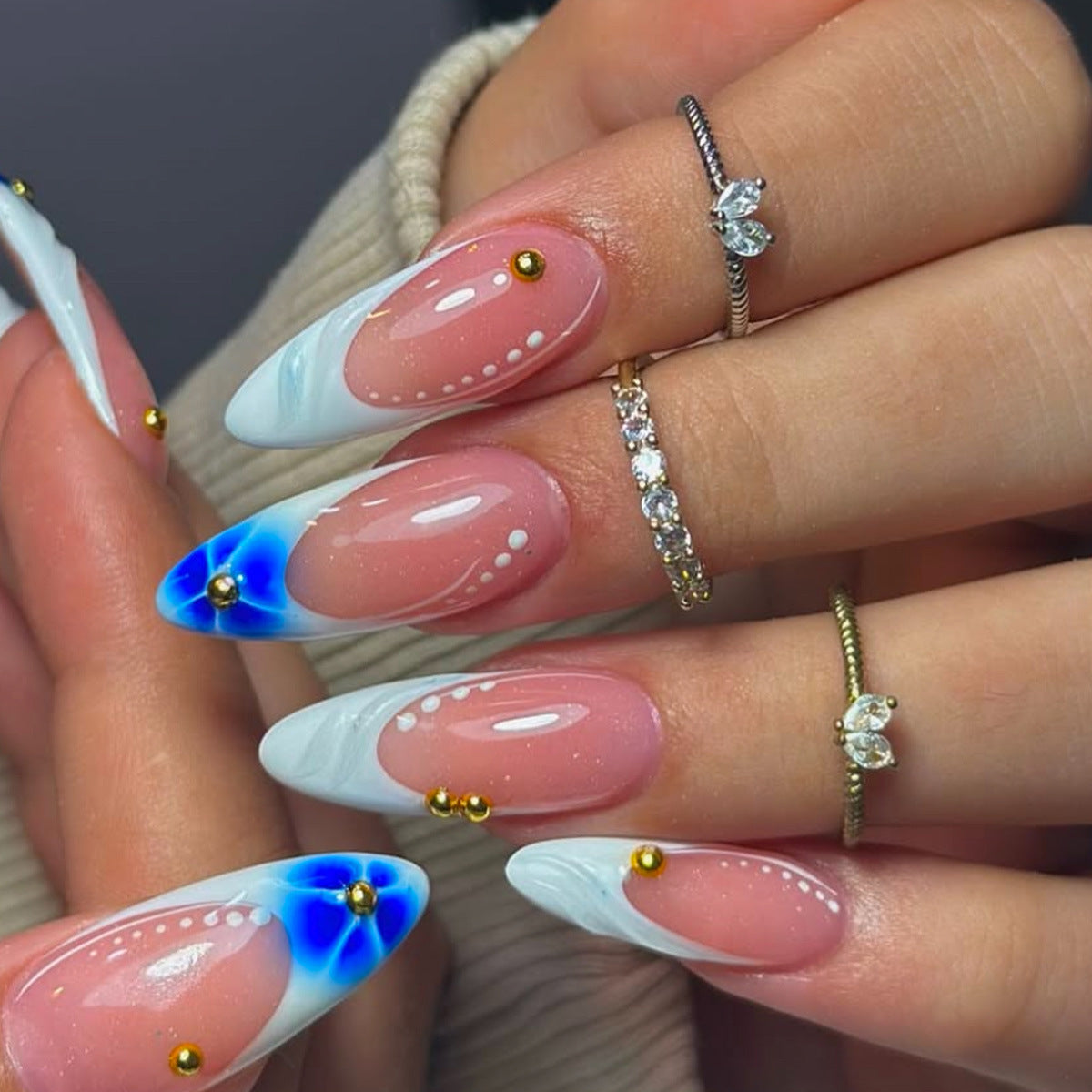 Skulptierte French Tip Press-On Nagelverlängerungen mit Edelsteinakzenten Brehn