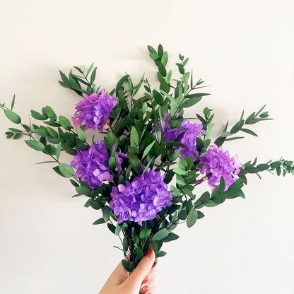 Lebensechter Blumenstrauß mit grünen Blättern