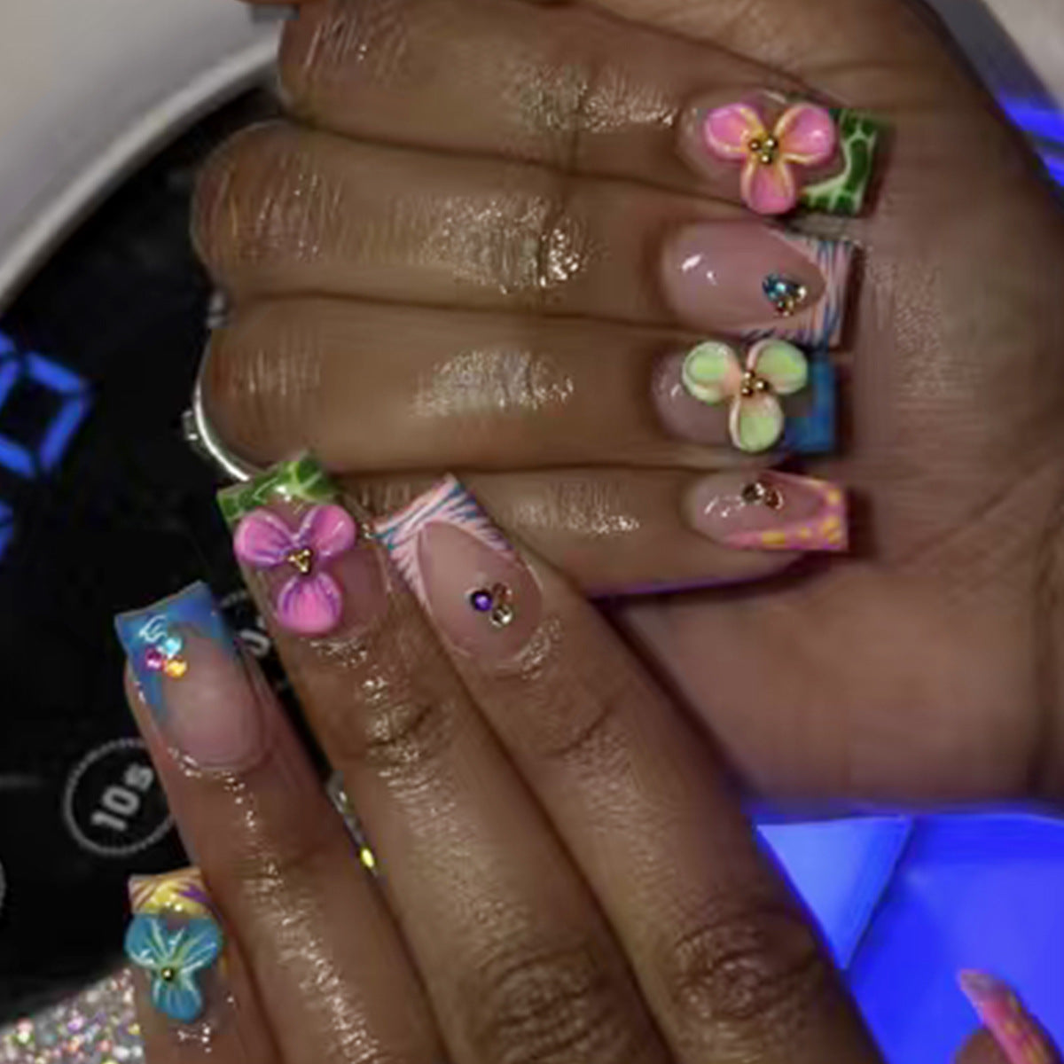 Künstlerisches Blumendesign Nagelkunstverlängerungen Brehn