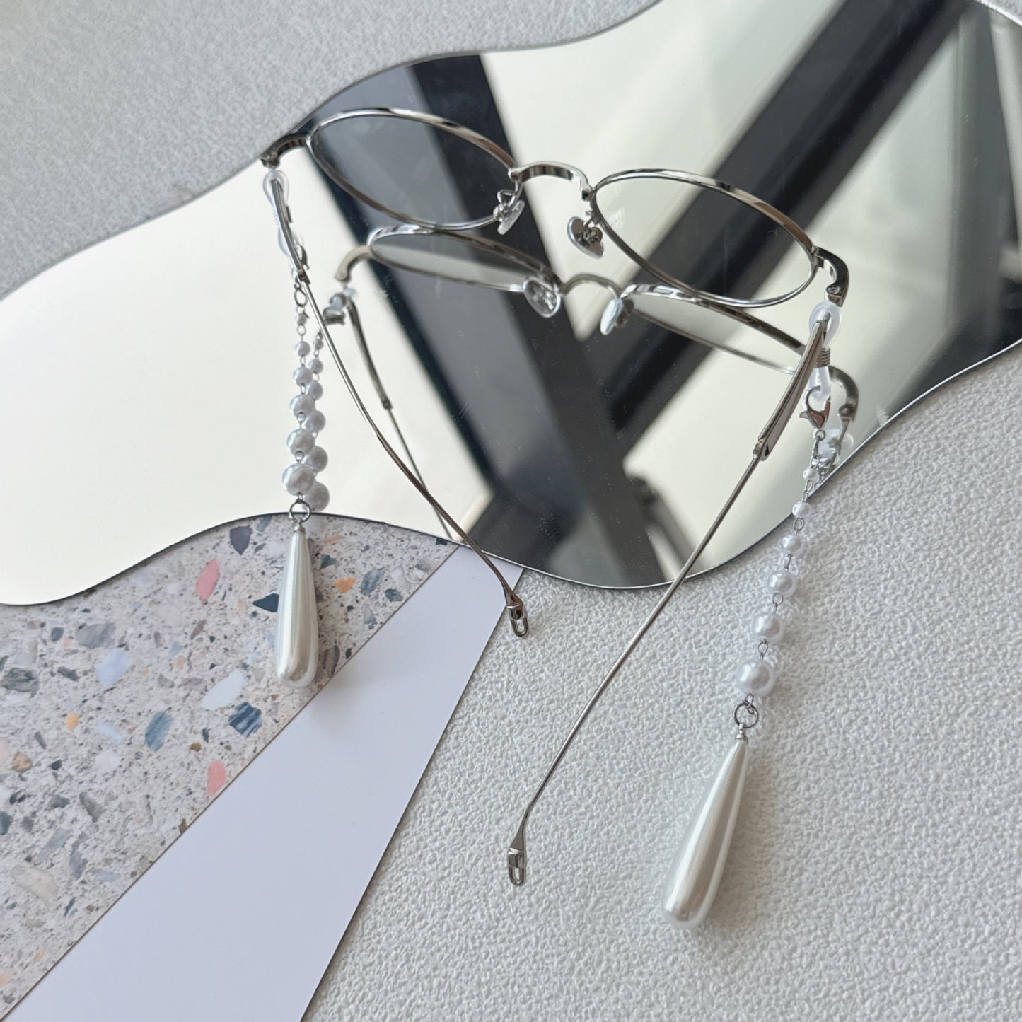 Elegante mit Perlenakzenten versehene Brillen Kette Brehn
