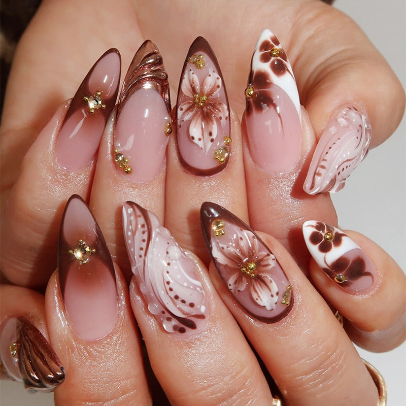 Kreatives Kunstnagelset mit eleganten Blütenakzenten Brehn
