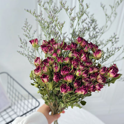 Trockenblumen-Rosenstrauß mit botanischem Füllmaterial