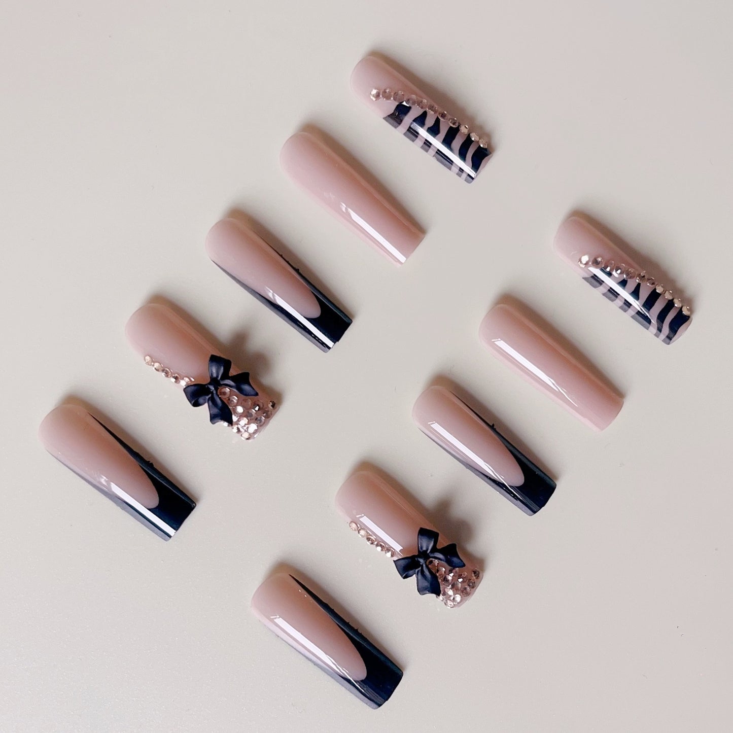 Kunstnagelset mit eleganten Spitzen und glamourösen Akzenten Brehn