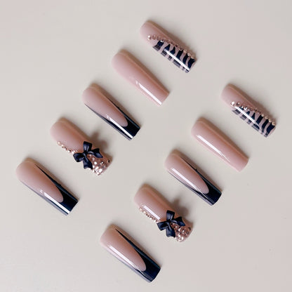 Kunstnagelset mit eleganten Spitzen und glamourösen Akzenten Brehn