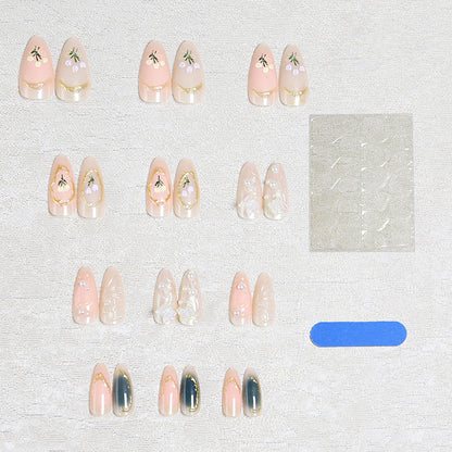 Kunstnagelset mit filigranen blumenartigen Verzierungen Brehn