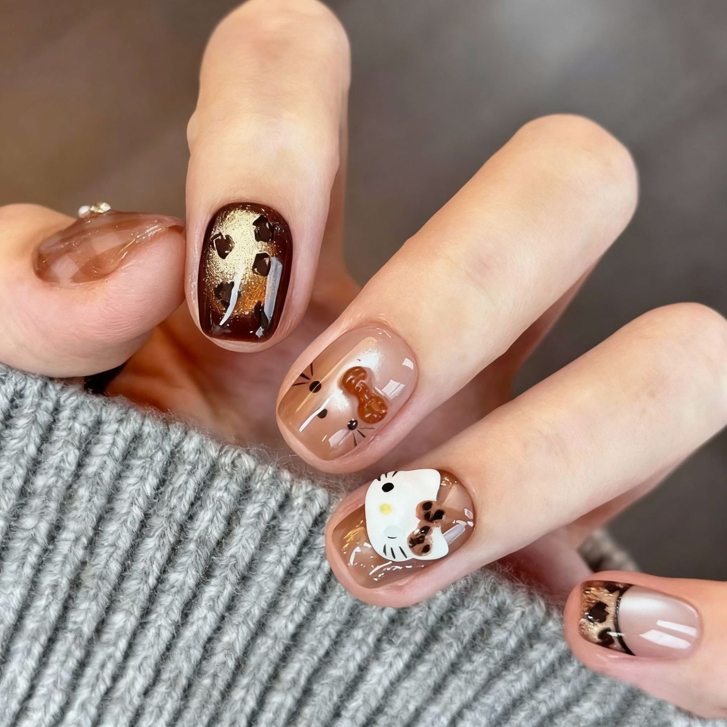 Glamouröse Kunstnagelspitzen mit 3D-Blüten- und Kristallverzierungen Brehn