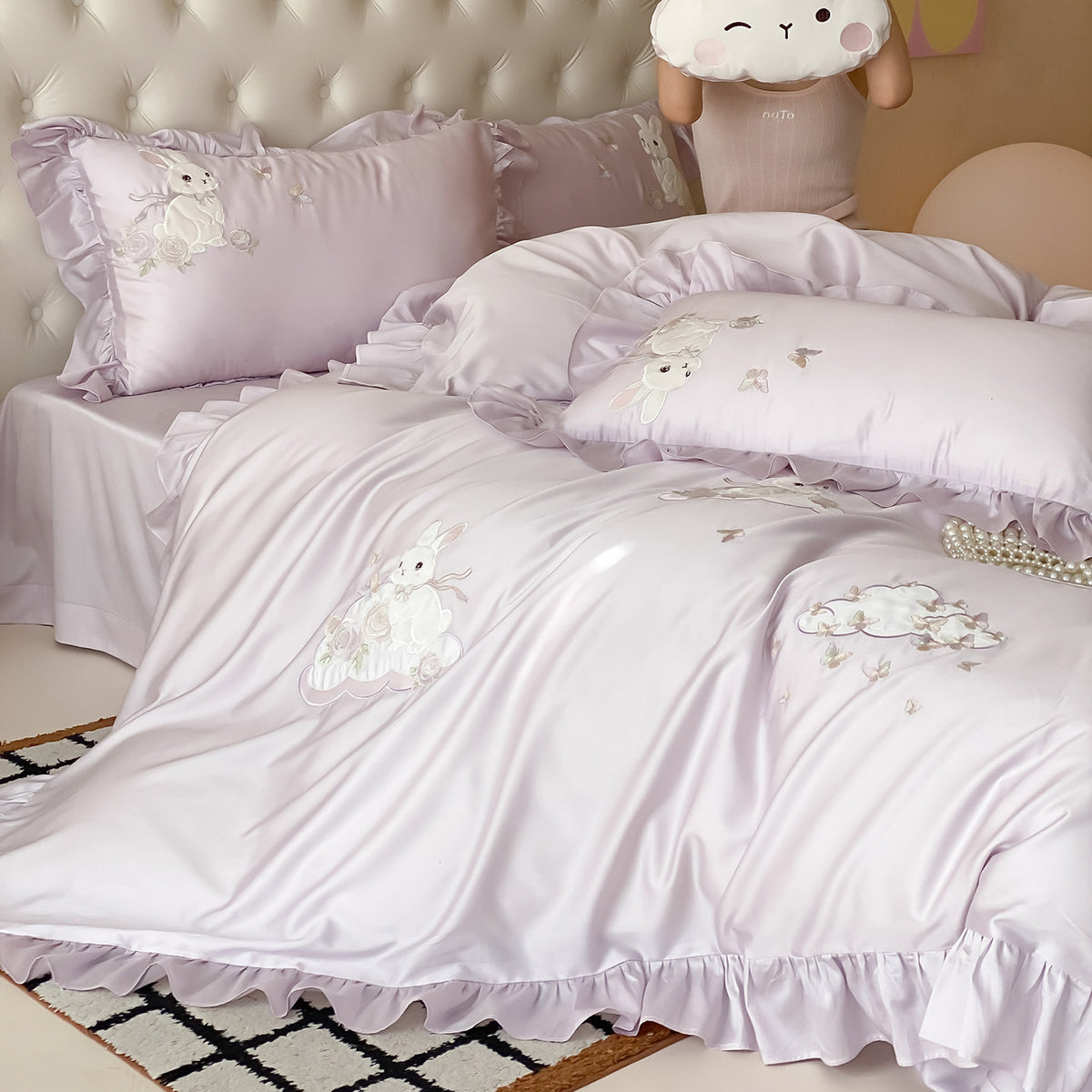 Seidig gesticktes Bunny Satin Bettbezugset mit Rüschensaum & Oxford-Kissenbezügen