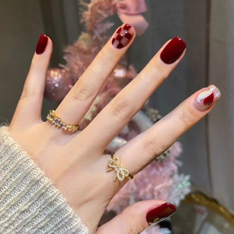 Trendige Nagelkunst mit edlen Akzenten Brehn