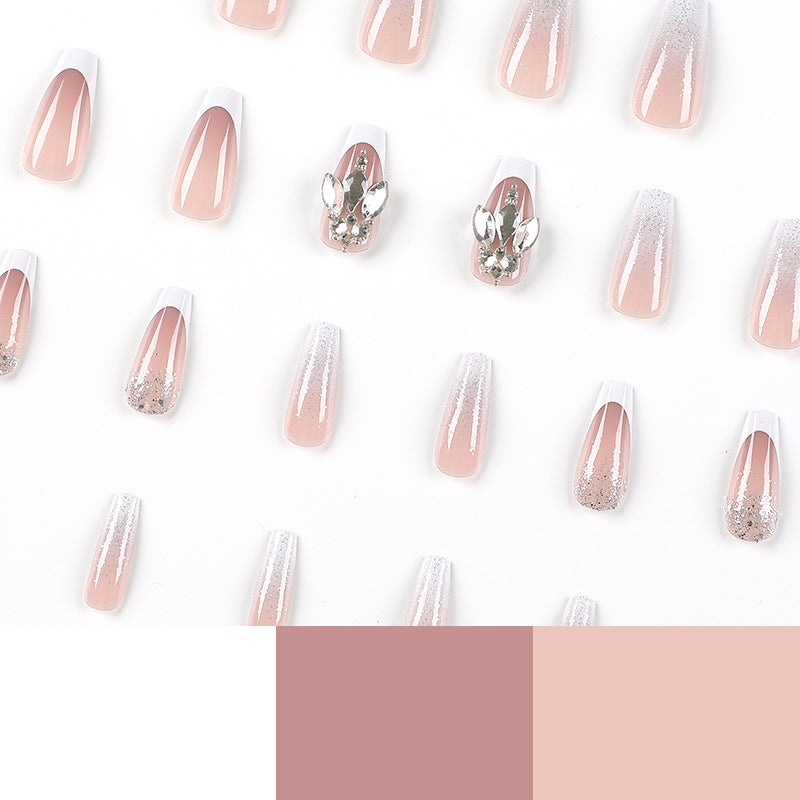 Kunstvolle Nagelkunst mit Glitzer- und Schmuckdetails Brehn
