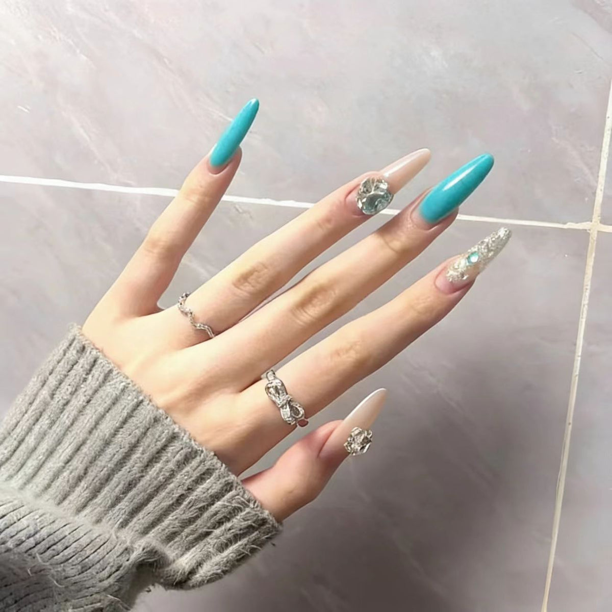 Glänzende elegante Nagelkunst