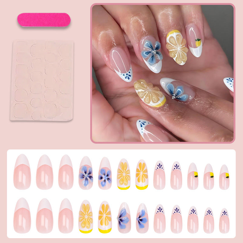 Kunstnagelset mit eleganten Blumen- und Schmetterlingsakzenten Brehn