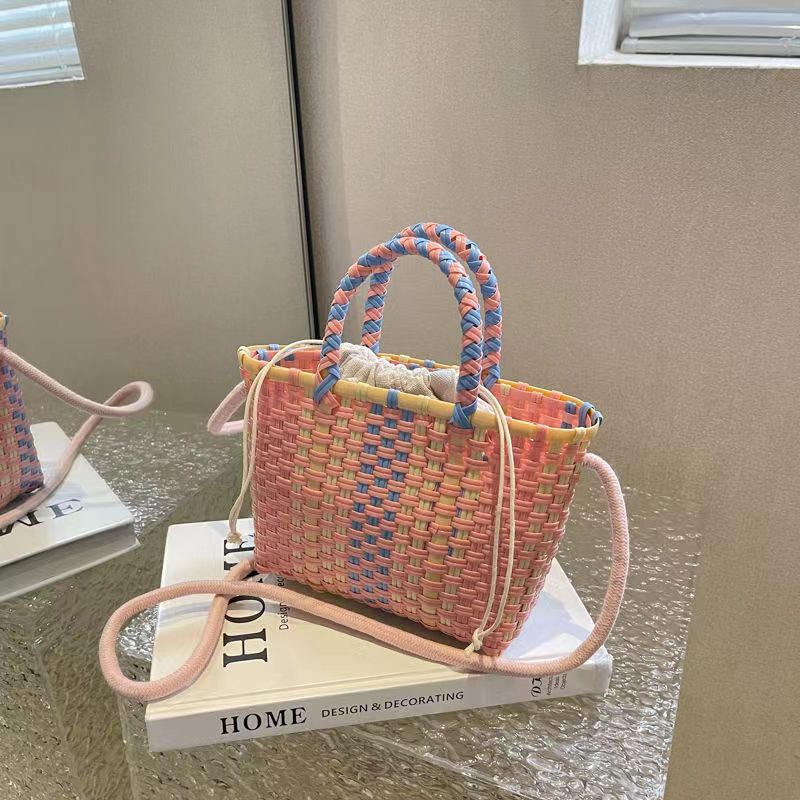 Verspielte Handtasche Aus Geflochtenen Materialien Brehn