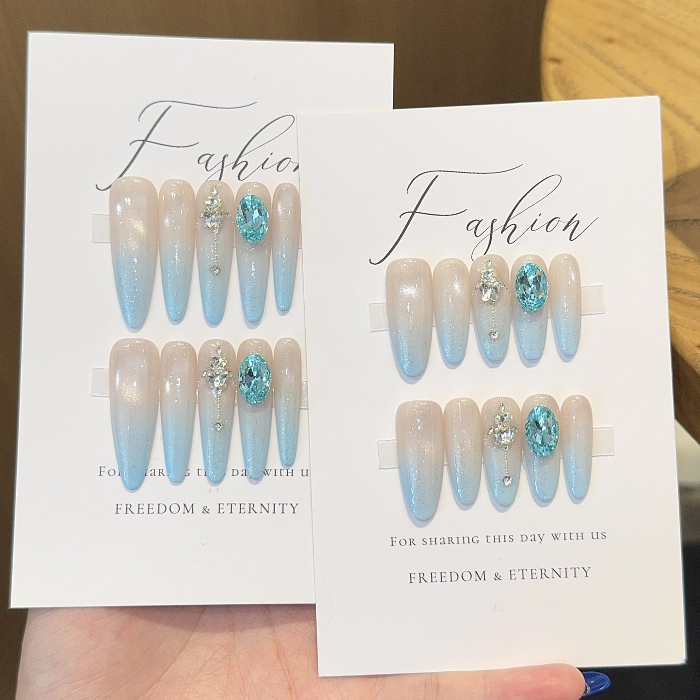 Glamouröse Kunstnägel mit Funkelnden Strassdetails Brehn