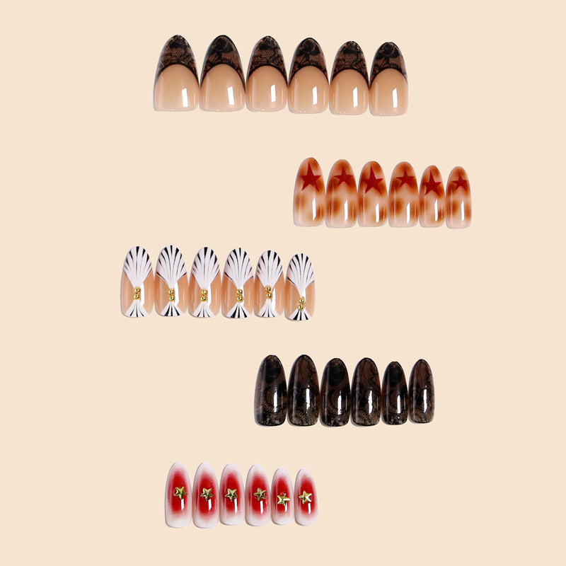 Kunstvolle Nagelspitzen mit glamourösem Design Brehn