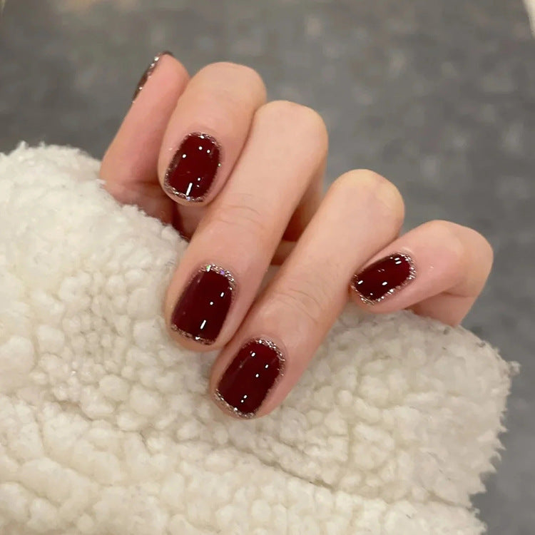 Glamouröse Kunstfingernägel mit Herz-Design und Glitzernden Akzenten Brehn