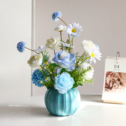 Lebensechte Blumenarrangement in dekorativer Keramikvase