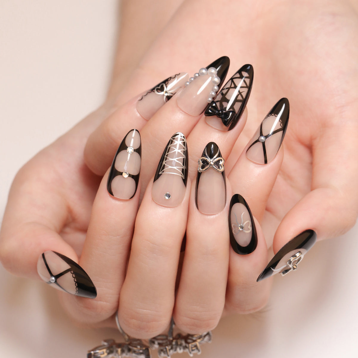Kunstvolle Nagelkunst mit eleganten Schleifen und Glitzerakzenten Brehn
