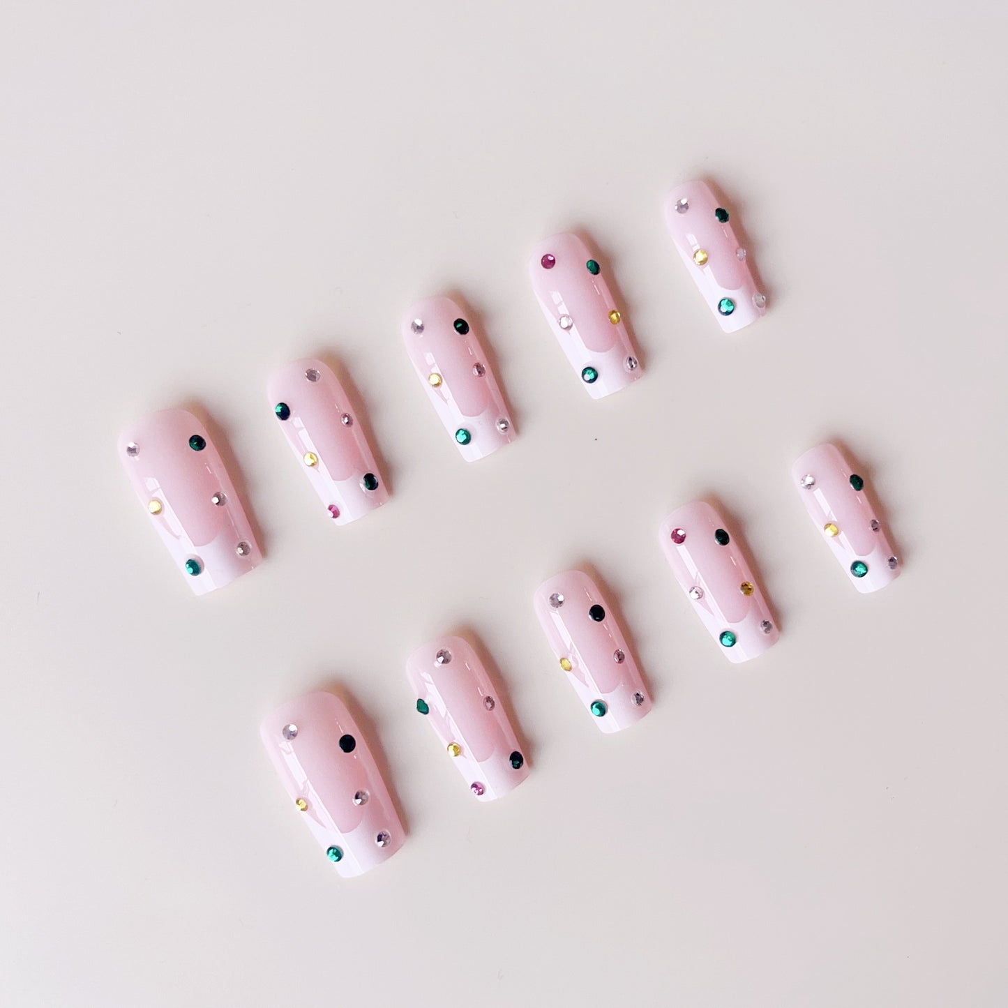 Kunstnagelset mit funkelnden Strass-Akzenten und eleganten Details Brehn
