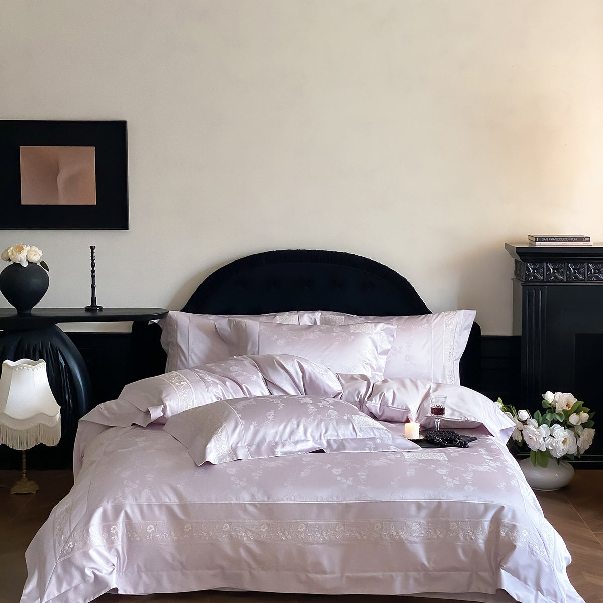 Feinsatin-Bettgarnitur mit tonalem Blumenjacquard und feiner Stickbordüre