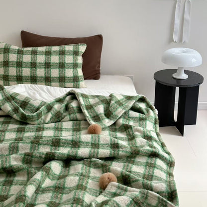 Kuscheldecke mit kariertem Muster und Bommelverzierung Brehn