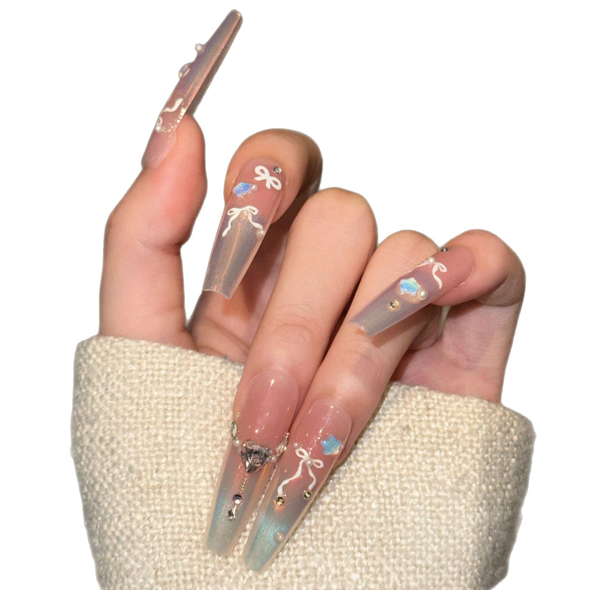 Elegantes Press-On Nagelkunstset mit schickem Band und Edelsteinen Akzenten Brehn