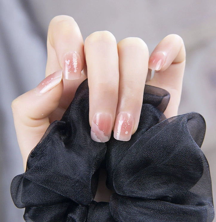 Elegantes Nageldesign mit Perlenverzierung Brehn