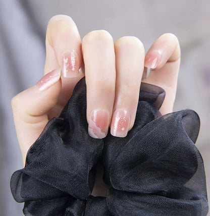 Elegantes Nageldesign mit Perlenverzierung Brehn