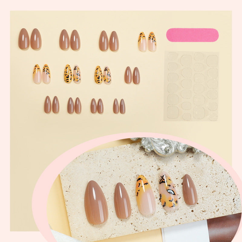 Kreatives Kunstnagelset mit Leoparden-Design und Glamourösen Akzenten Brehn