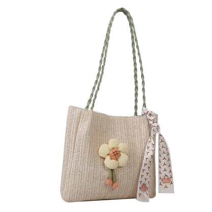 Blumengeschmückte Strohtasche