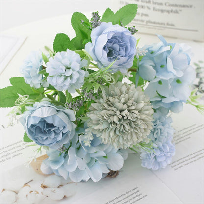 Eleganter künstlicher Blumenstrauß mit gemischten Blüten