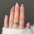 Dekorativer Press-On-Nagelset mit Glitzer und gestreiftem Design Brehn