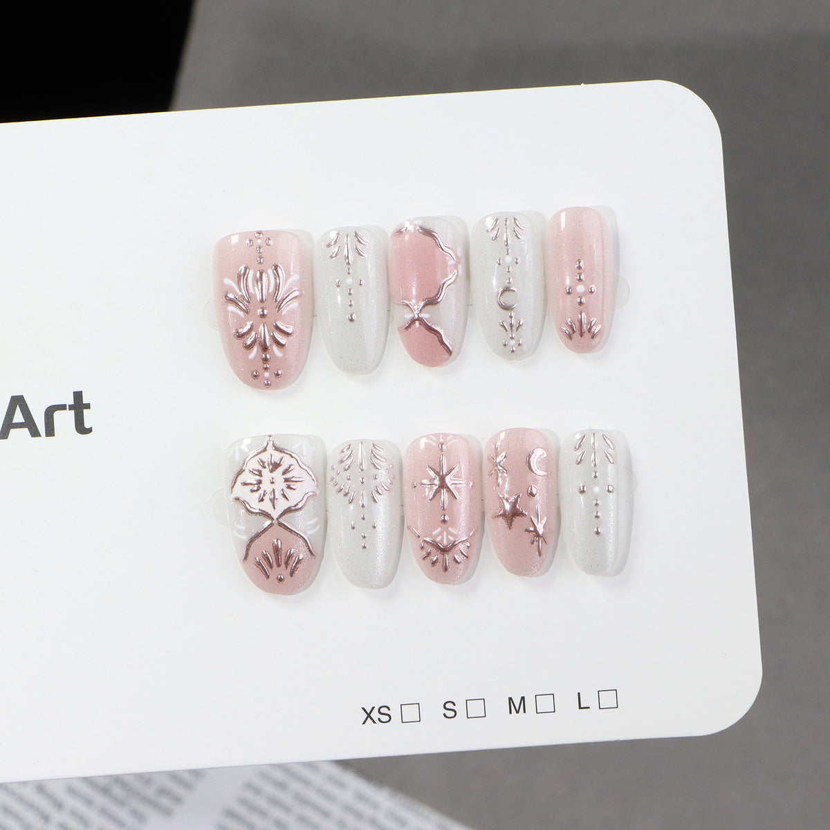Elegantes Press-On-Nail-Art-Set mit kunstvollen Verzierungen Brehn