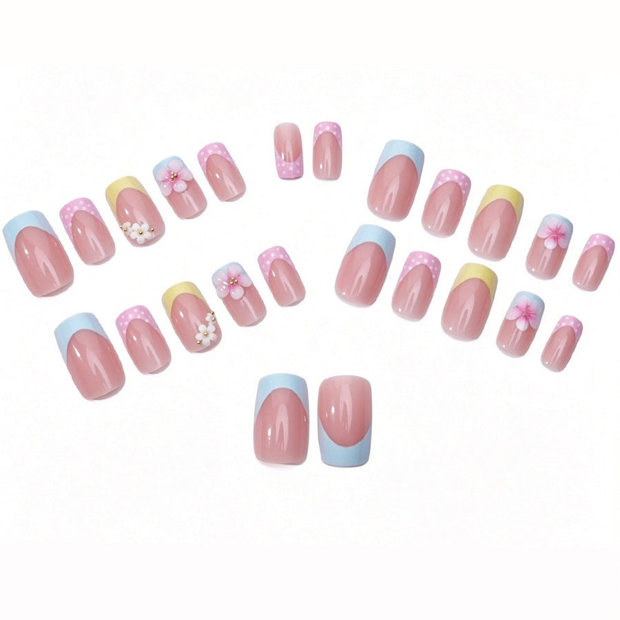 Kunstnagelset mit floralen Akzenten und bunten Spitzen Brehn