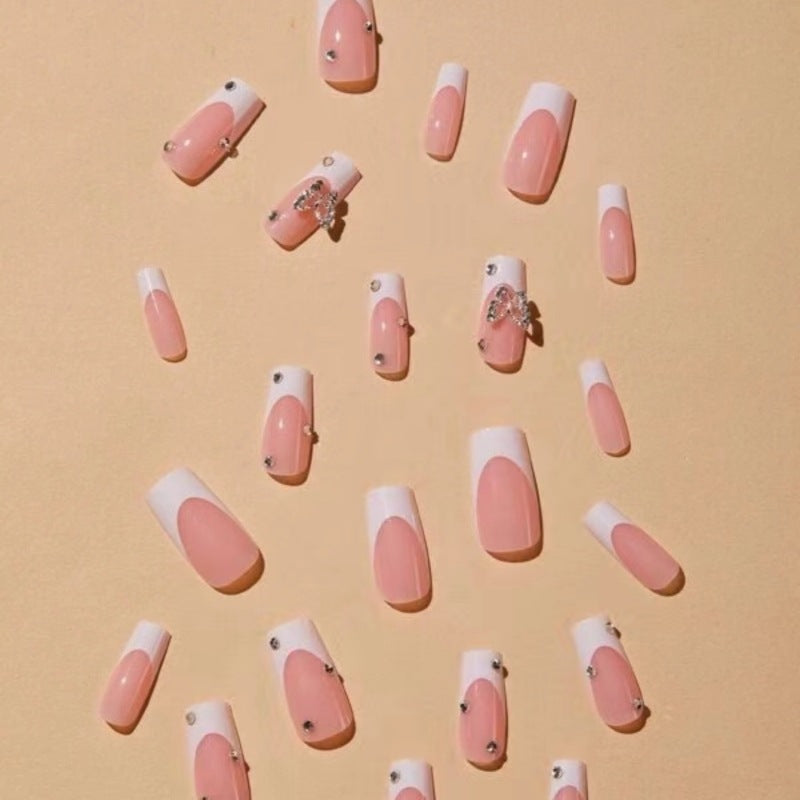 Elegante mit Glitzer verzierten French Tip Acrylnägel Brehn