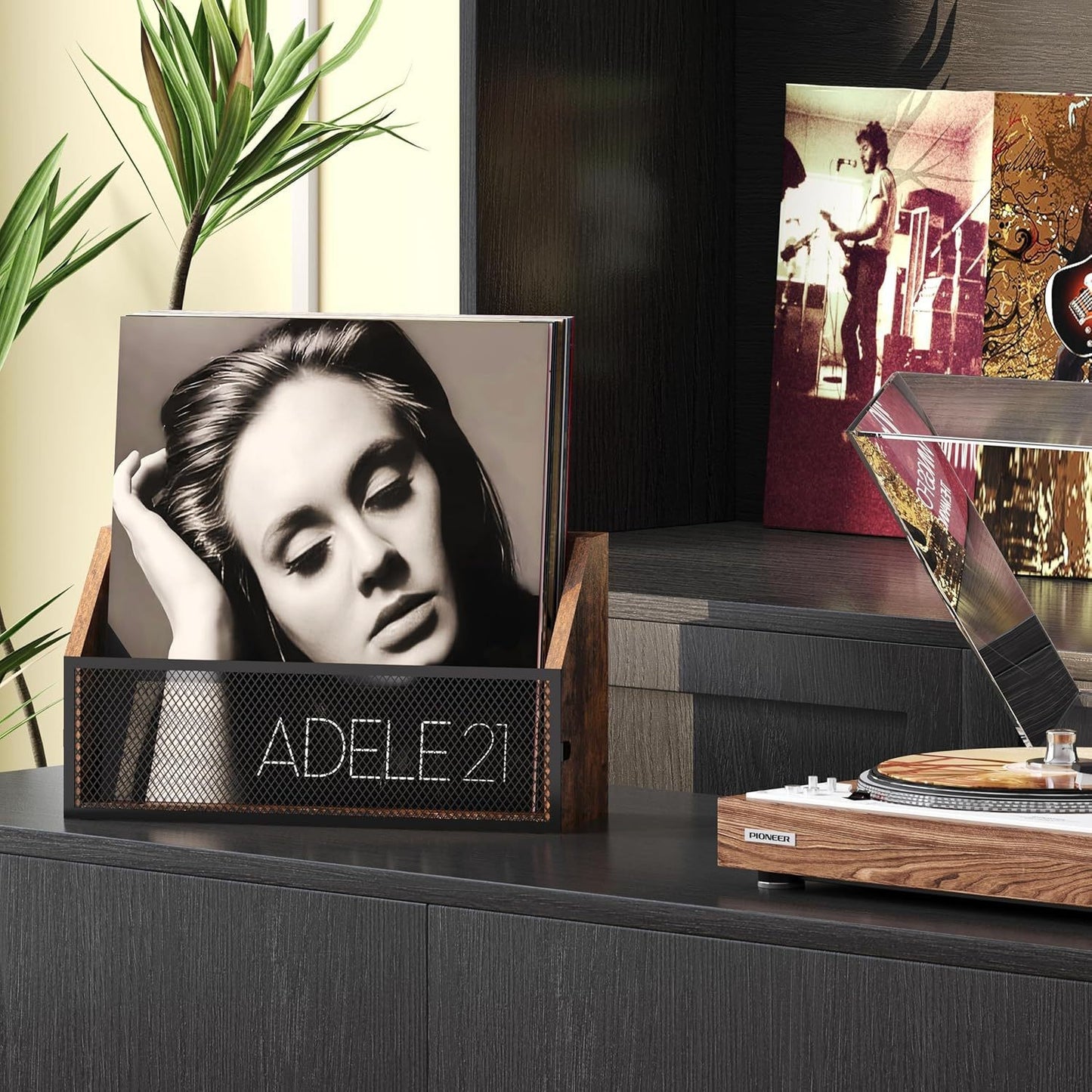 Wandregal Aus Vintage-Holz mit Dekorativem Metallgitter Brehn