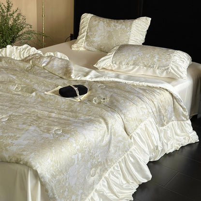 Bettgarnitur aus Satin-Jacquard mit gerafftem Volant und edlen Kissenbezügen