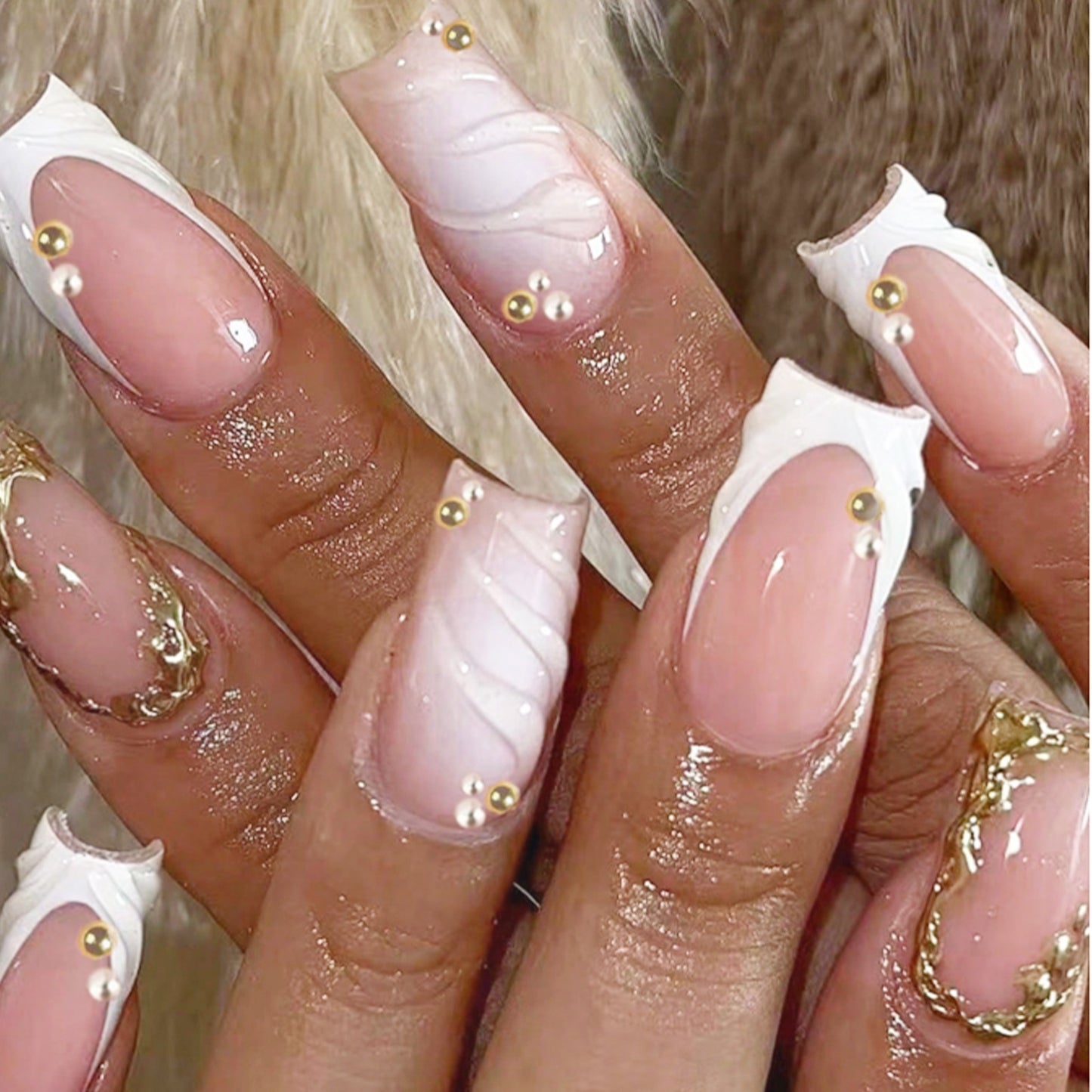 Dekoratives Press-On Nagelkunst-Set mit eleganten goldenen Akzenten Brehn