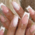 Dekoratives Press-On Nagelkunst-Set mit eleganten goldenen Akzenten Brehn