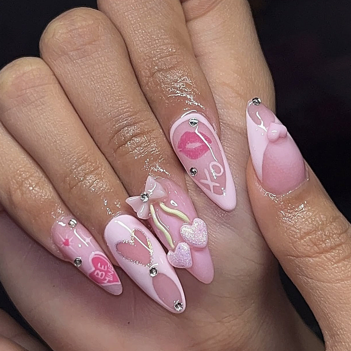 Kunstnagelset mit verspielten Herz- und Lippenmotiven Brehn