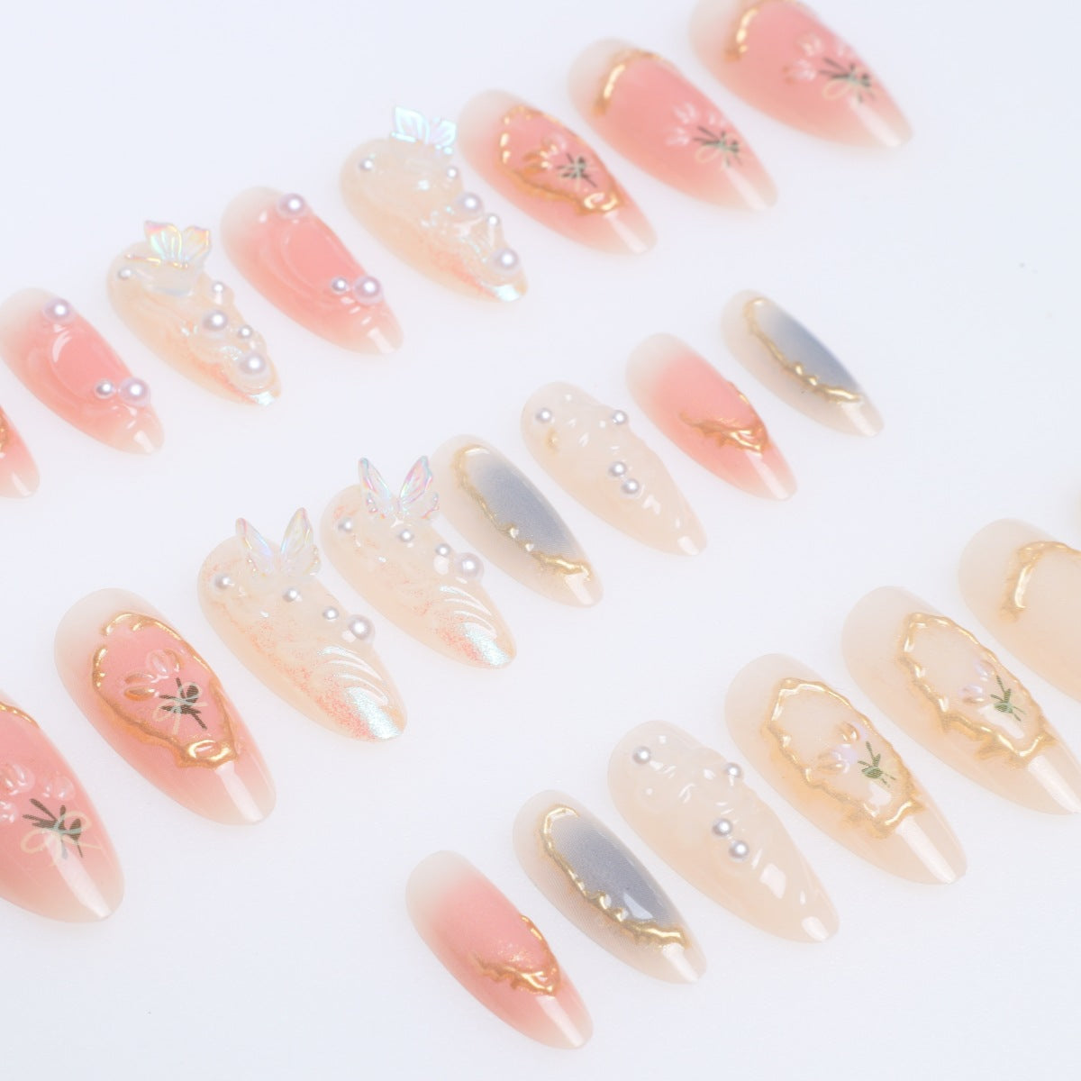 Elegante Stiletto-Nagelkunstverlängerungen mit floralen Verzierungen Brehn