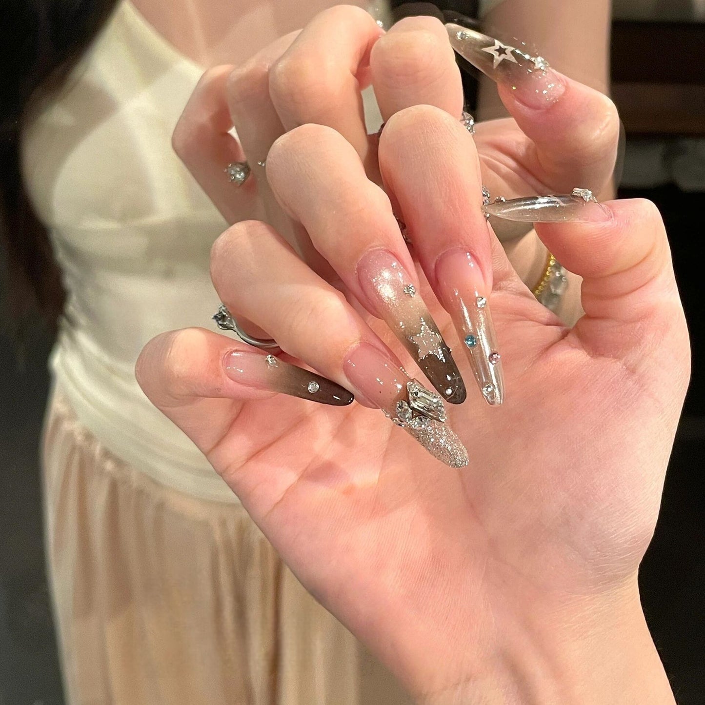Glamouröse Kunstnägel mit Funkelnden Strass- und Sternendesigns Brehn